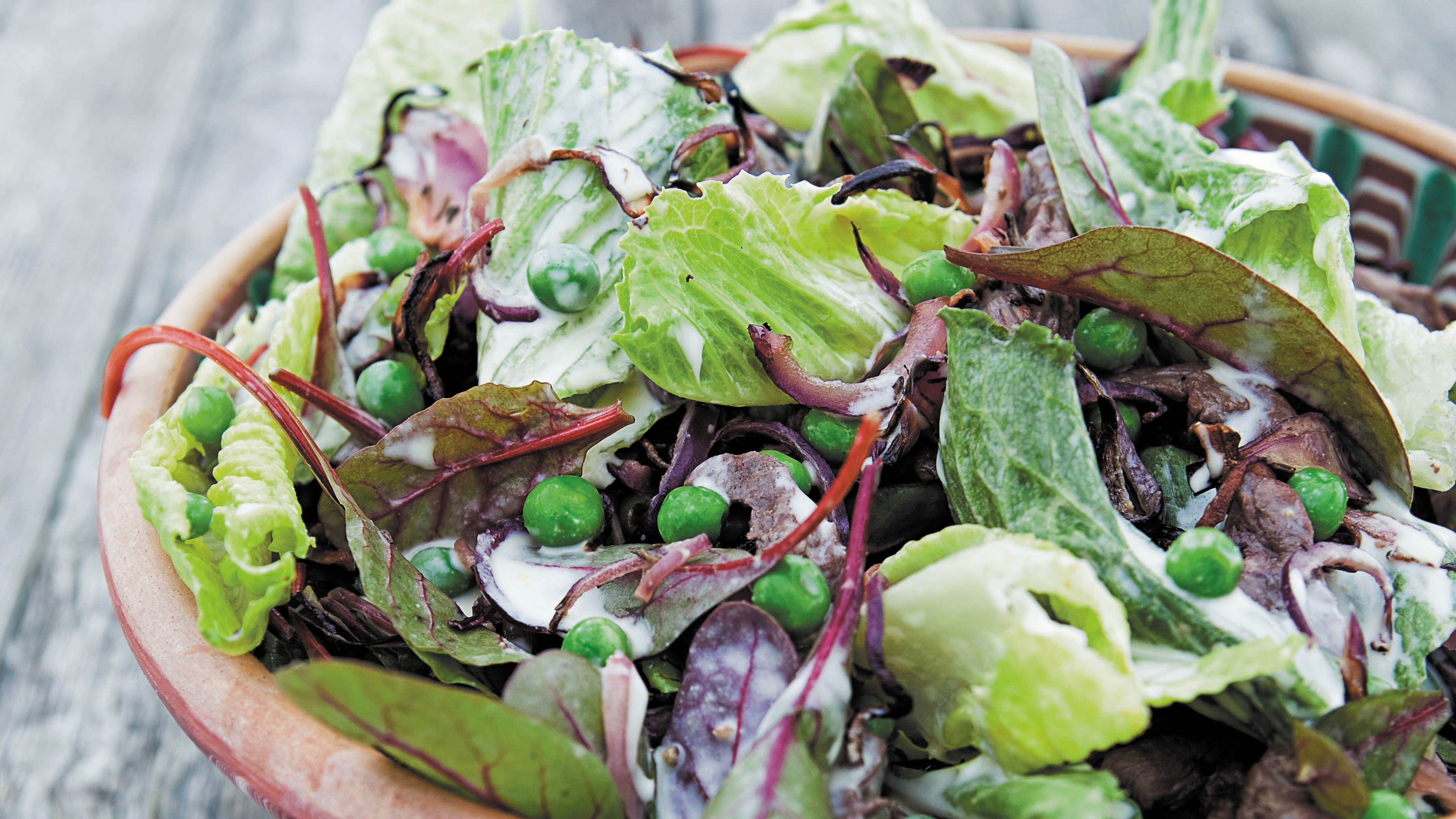 grøn salat i skål