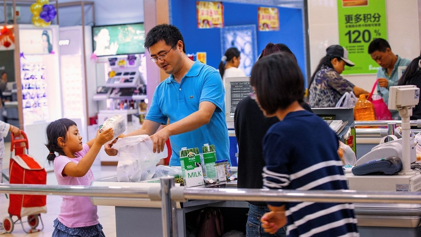 Kinesisk familie køber mælk i supermarked