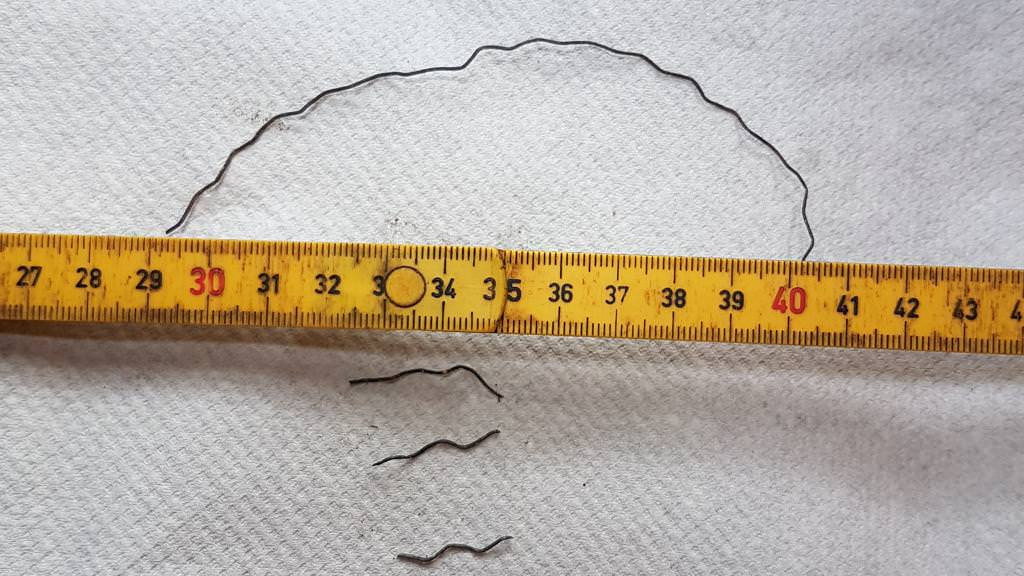 Metaltråde måles med en tommestok
