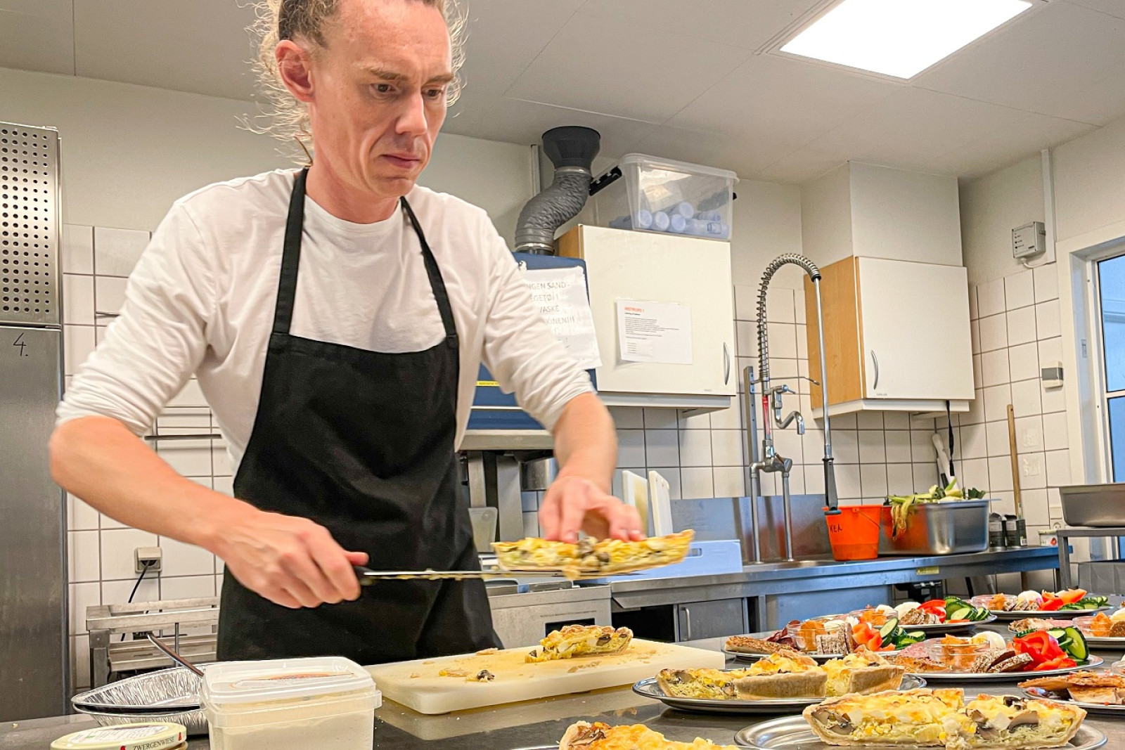 Andreas Østrup arbejder med maden i køkkenet på 2-Kløveren.