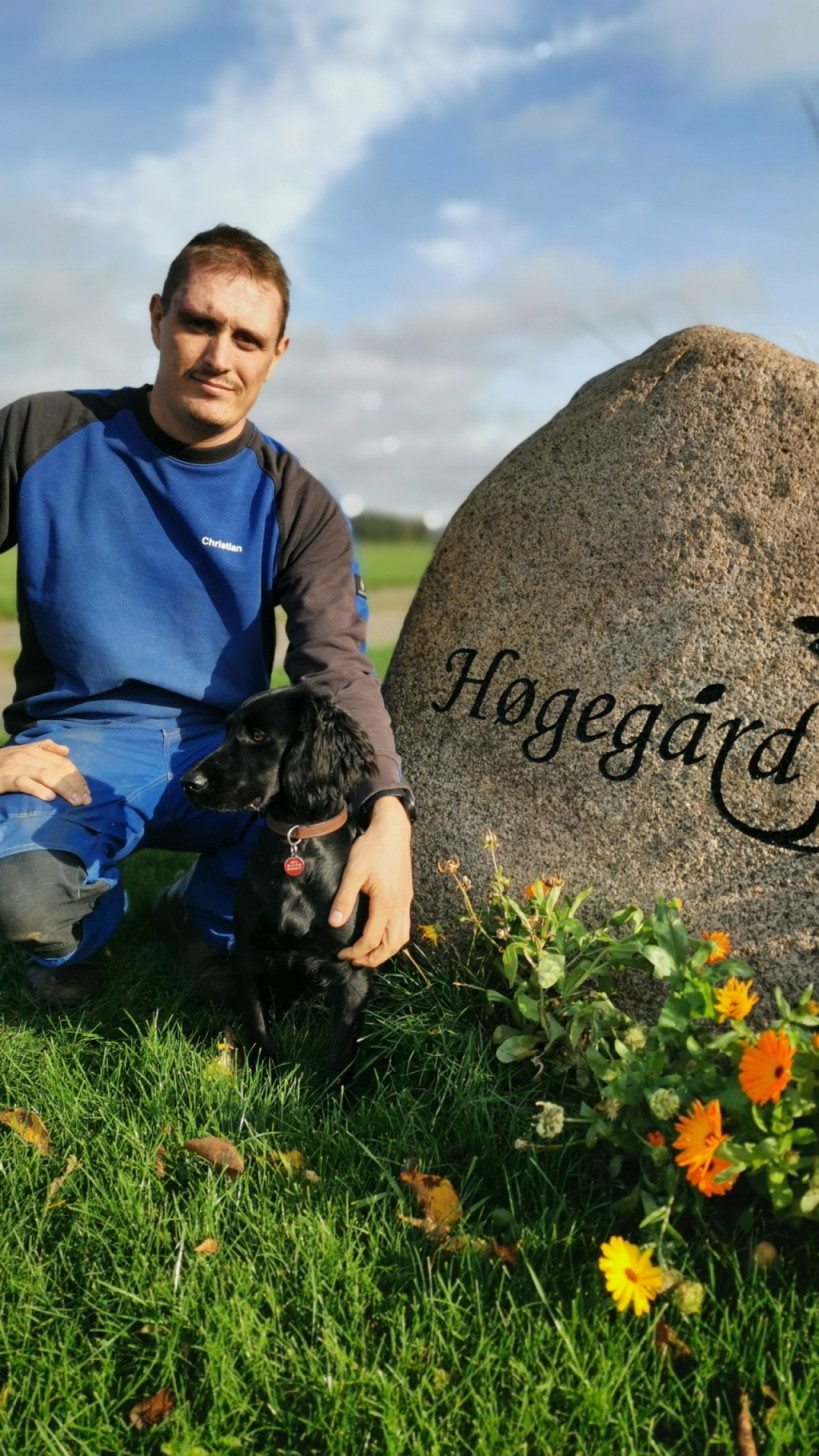 Christian Holm og hunden Asta kan se frem til at få helt nye afgrøder i markplanen på Høgegård.
