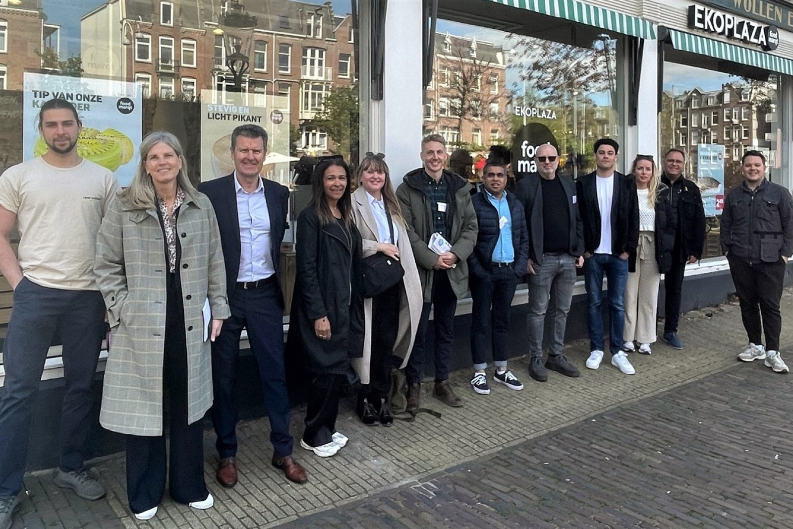 De danske udstillere foran Ekoplaza-butik i Amsterdam