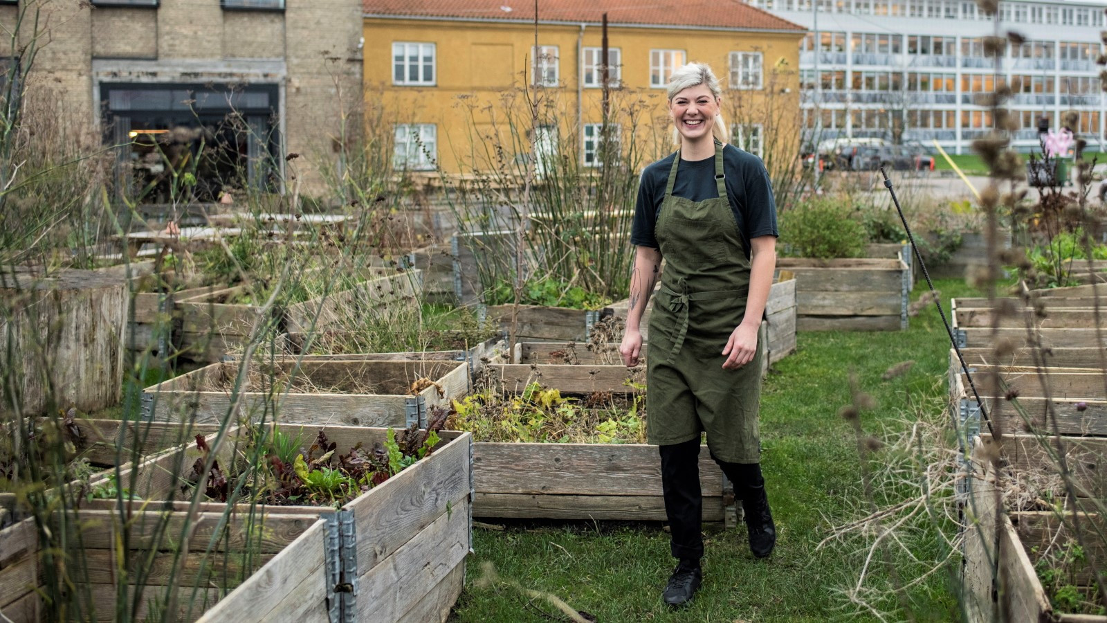 Kokkeelev Emilie Qvist Kjærgaard i grøntsagshave