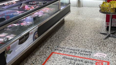 Ved hjælp af tapemarkeringer på gulvet samt et skilt med 'Dansk Økologi' blev salget af økologisk grisekød øget med op til 36,8 procentpoint