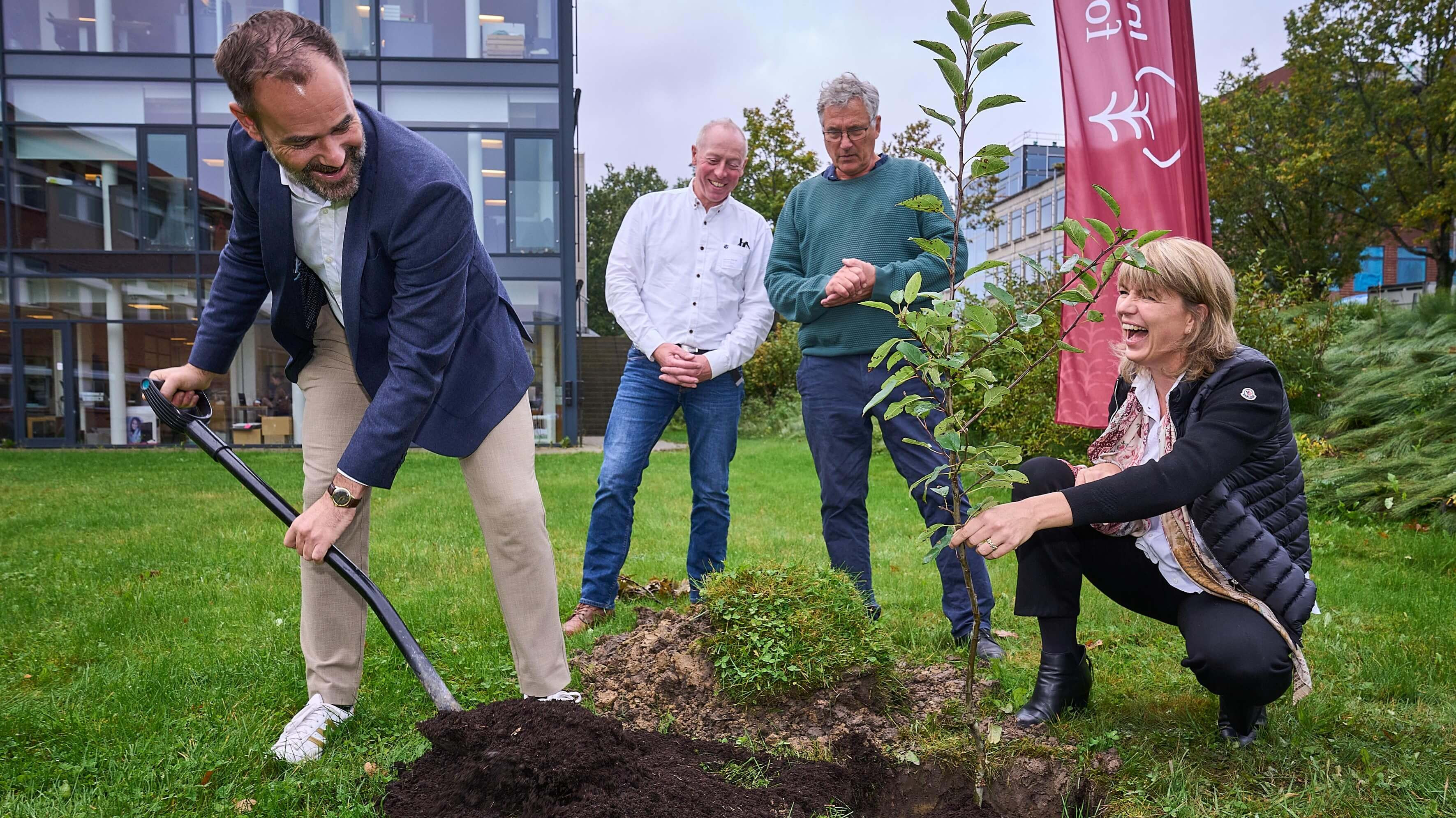 Jakob Bundsgaard, Hans Erik Jørgensen, Per Kølster, Helle Borup Friberg planter æbletræ