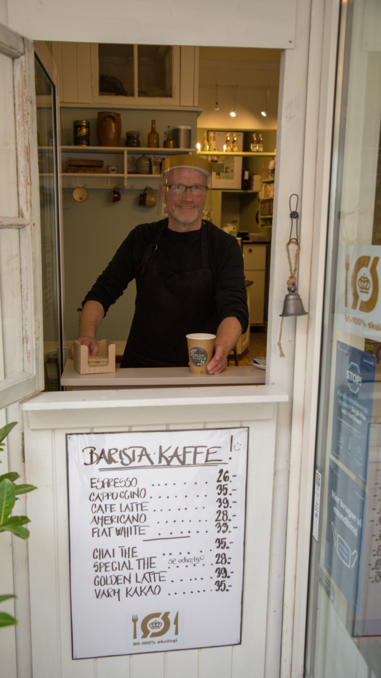 Under coronanedlukningen installerede Lars Nielsen en halvdør i caféen, så han kunne lange takeaway-mad og kaffe ud til kunderne