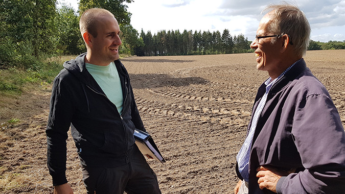 Økologirådgiver Lars Lambertsen rådgiver landmand om omlægningstjek på en mark
