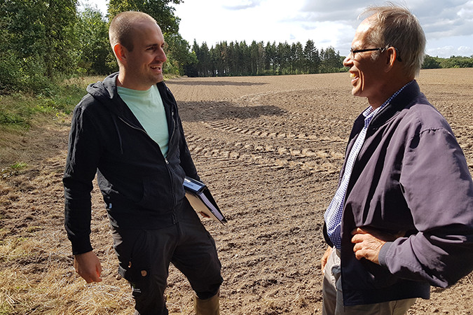 Økologirådgiver Lars Lambertsen rådgiver landmand om omlægningstjek på en mark