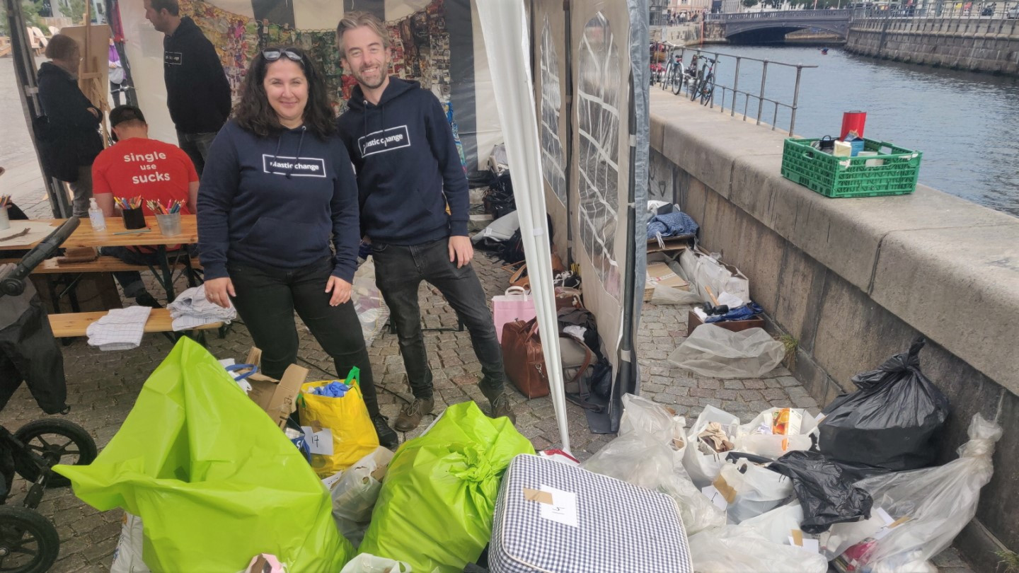 to medarbejdere fra Plastic Change bag bjerne af affald, som er indsamlet i København