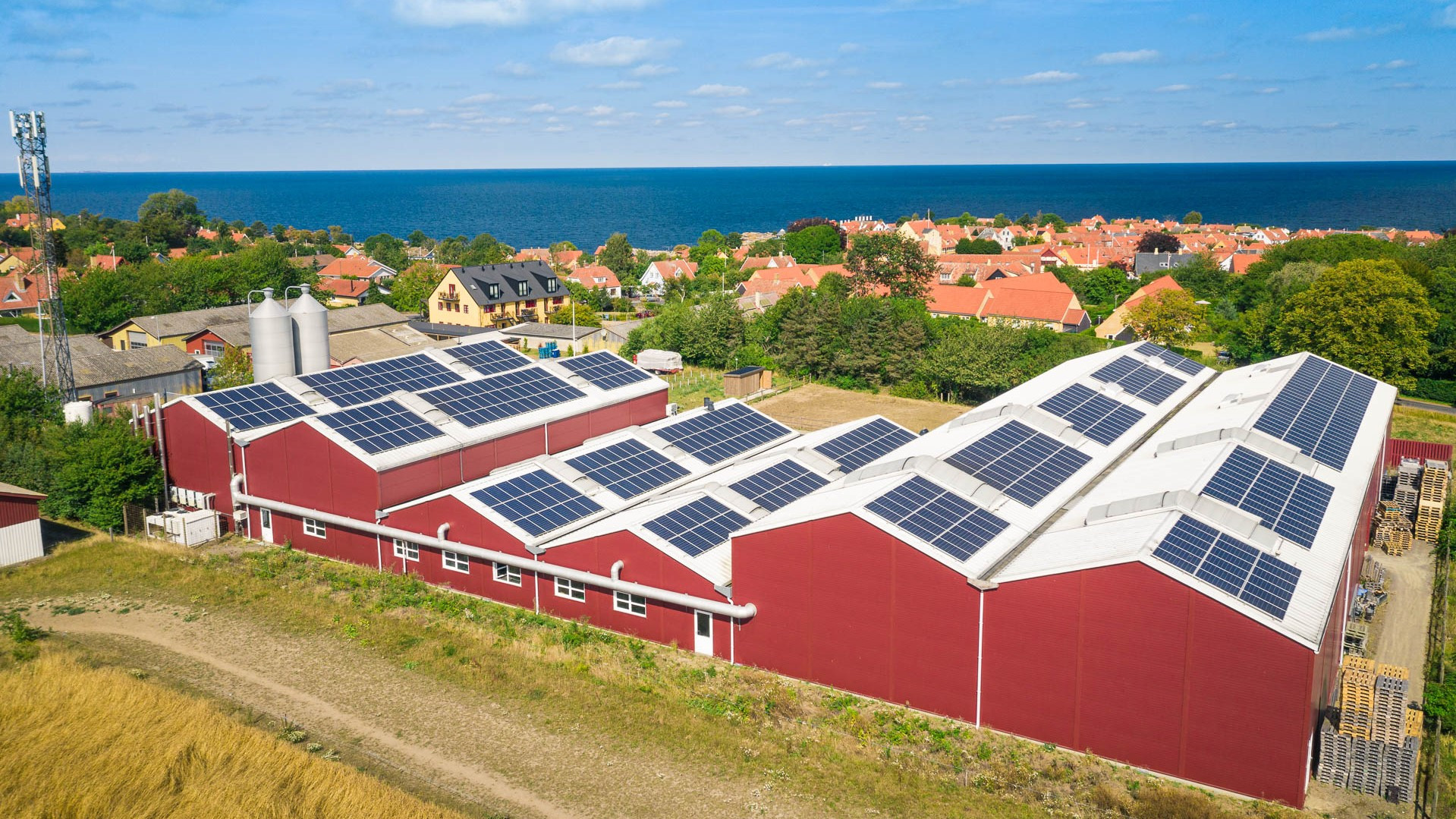 Svaneke Bryghus med solceller på taget.