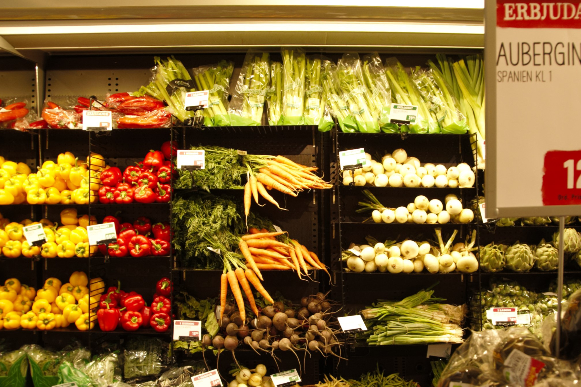 Økologisk grøntafdeling i svensk dagligvarebutik