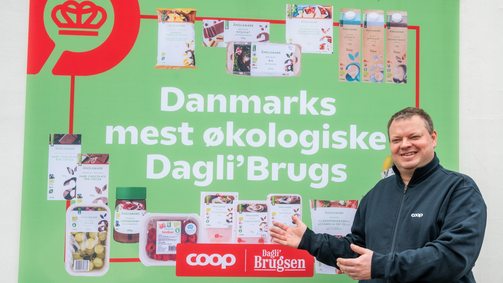 Uddeler Morten Nielsen foran skilt på facaden af Dagli'Brugsen i Lejre
