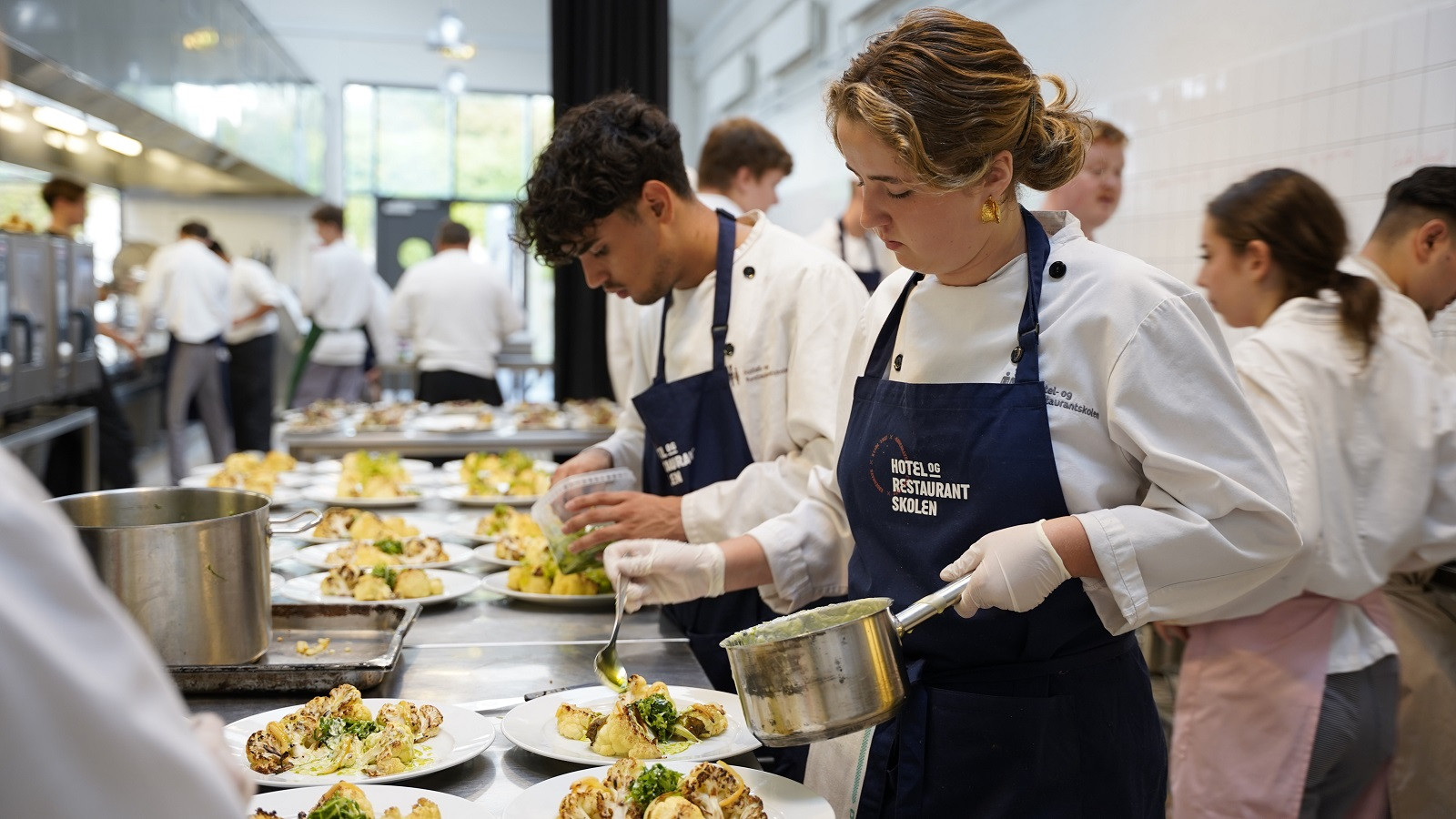 Kokkeelever anretter mad i træningskøkken på Hotel- og Restaurantskolen