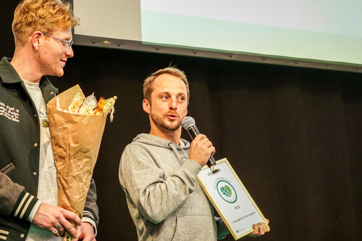 Emil Götze og Emil Andersen fra Planteslagterne holder tale på scenen, da de modtog en pris for årets nye plantebaserede produkt ved Plant Based Expo 2022