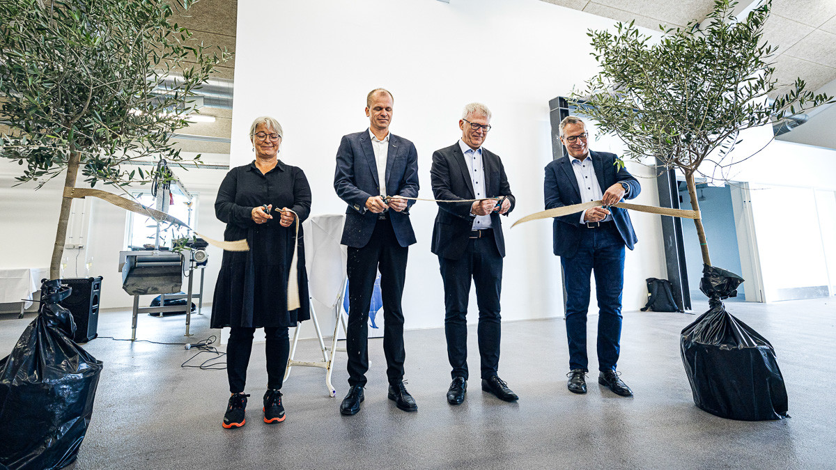 Indvielse af nyt forskningscenter. Fra venstre: Anne Bjerrekær, Kasper Bjerregaard, Brian Bech Nielsen og Eskild Holm Nielsen klipper et bånd over