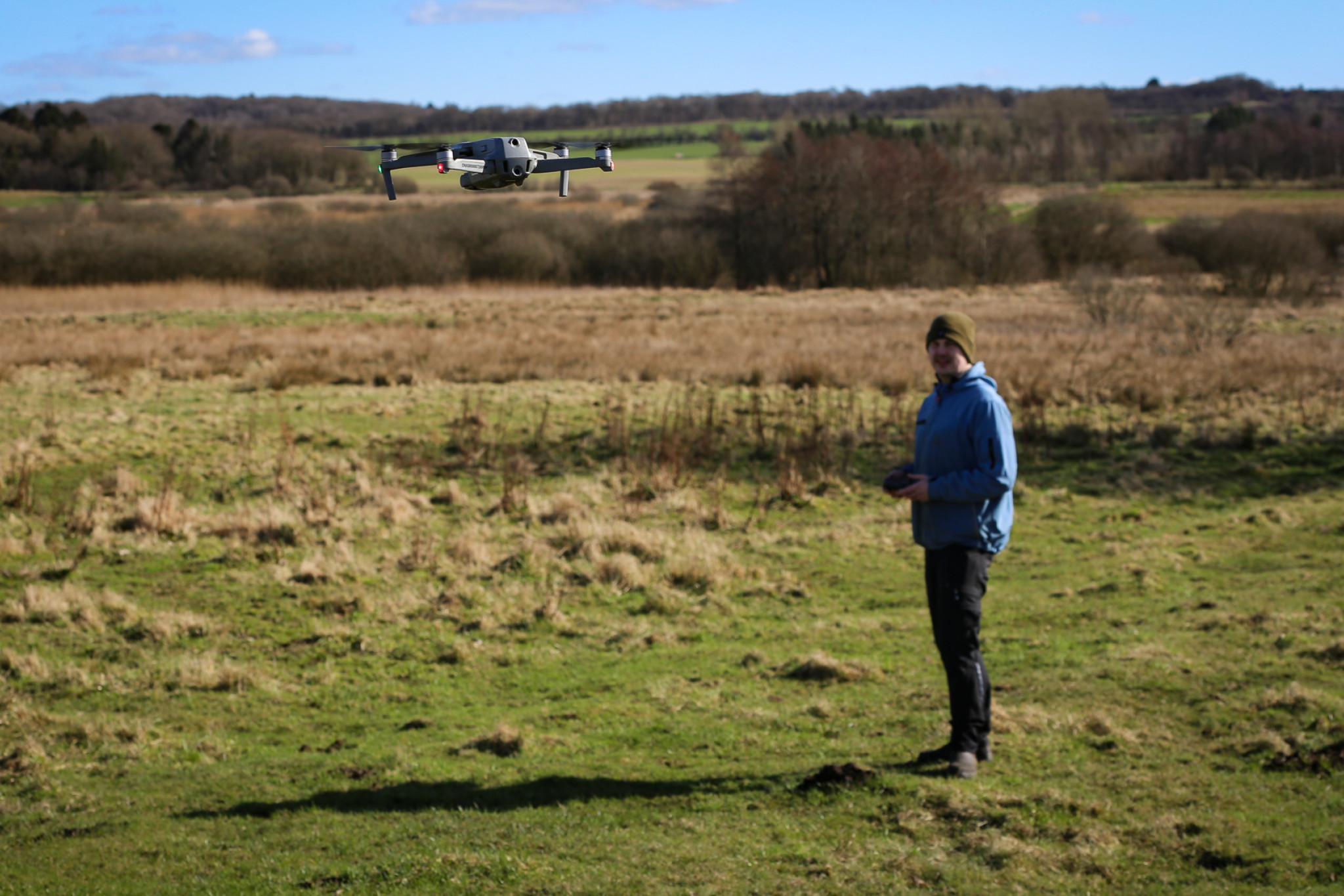 Steffen Verlin holder øje med sin flyvende drone, mens han sender den af sted ud i landskabet