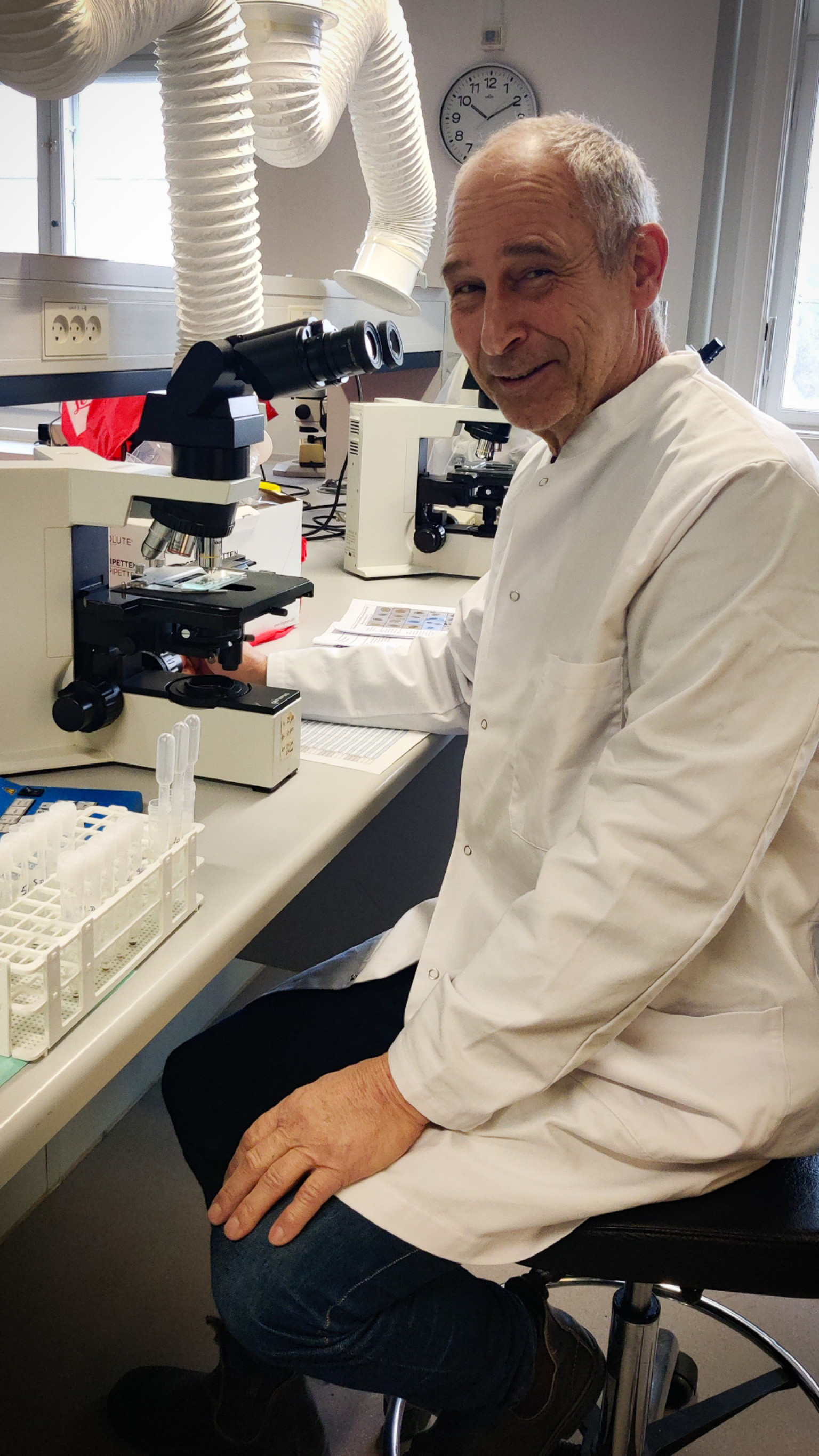 På Københavns Universitet tester professor Stig Milan Thamsborg i reagensglasforsøg, hvordan naturlige planteekstrakter påvirker ormelaverne